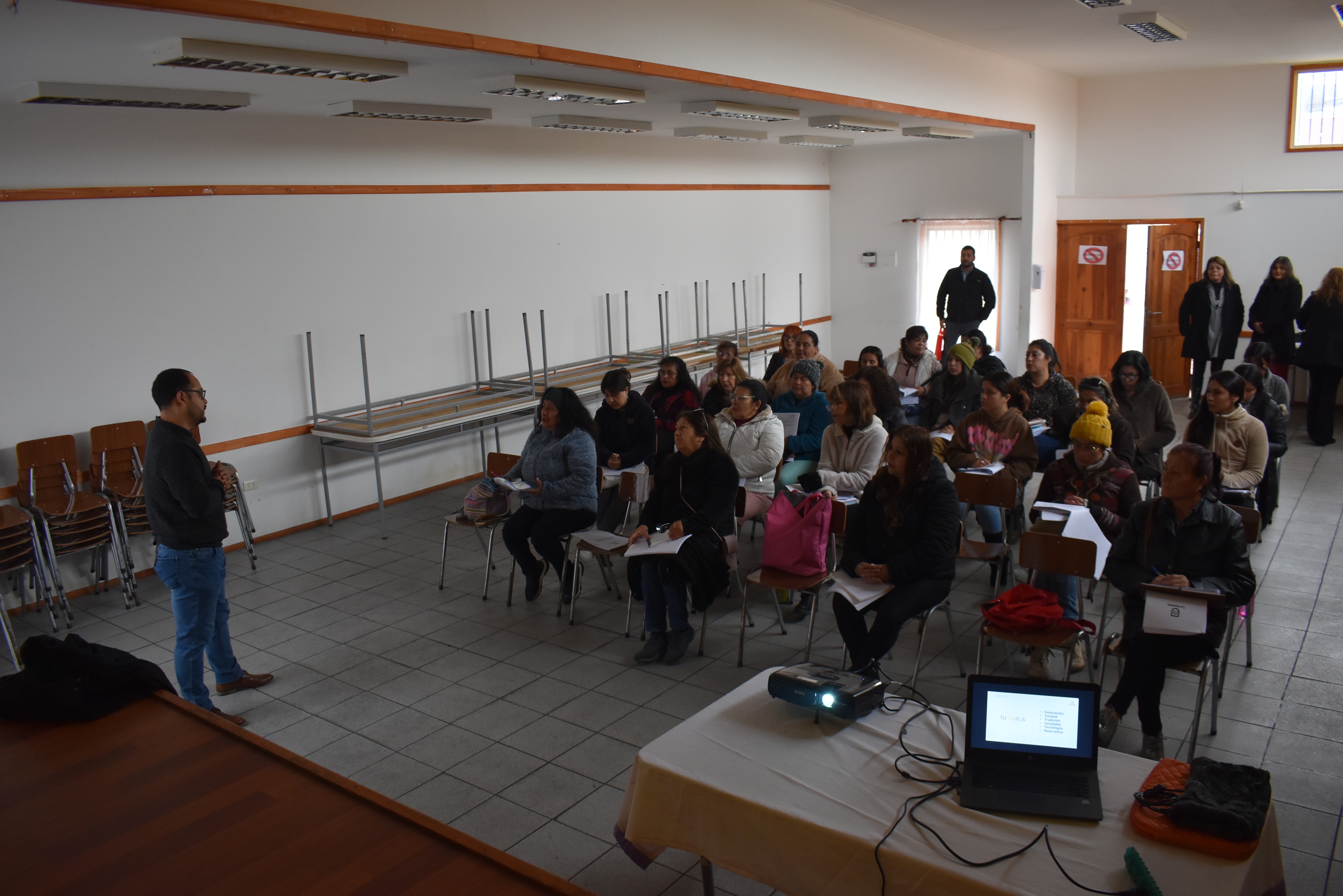 Mujeres de Las Compañías participan en  talleres para potenciar sus emprendimientos